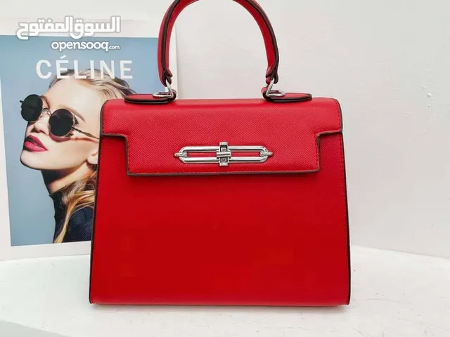 شنطة يد نسائية فاخرة سوبر ماستر كوالتي، وتتميز بالتفاصيل التالية: الخامة: جلد فاخر متين بملمس محبب