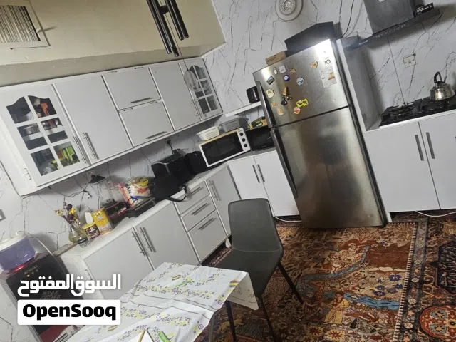 طباخ المنيوم ابيض مستعمل استعمال خفيف مع قطع مكملة جديدة للطباخ والخزن
