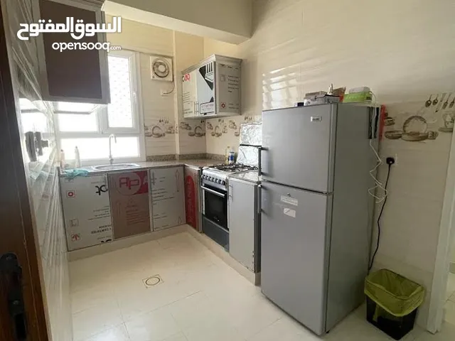 شقة مؤثثه ونظيفه وواسعة في المعبيلة بالقرب من مسقط مول