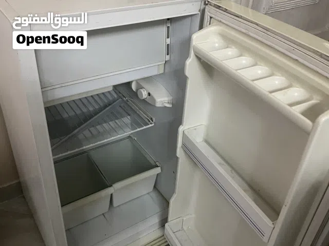 ثلاجة صغيره بارتفاع 90 سم وميكرويف بحالة ممتازه وطاولة سفره