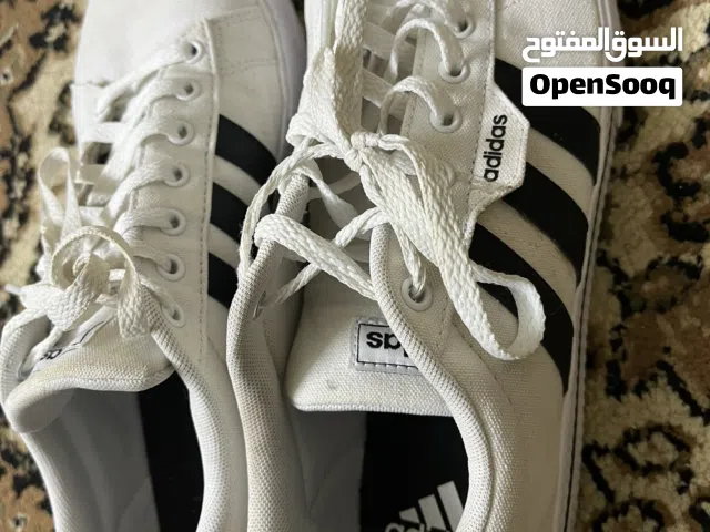 بوط اديداس مستخدم  قليل بحاله الوكاله