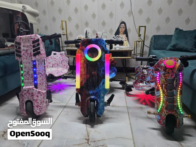 سكوتر عدد 3 نظافه 95% مع سياره شحن جديده مع كافه ملحقاتهن