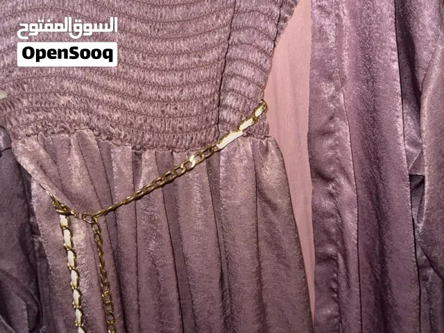 فستان للعيد وردي على لحمي مكون من قطعتين وحزام على الخصر ذهبي مقاس 18 XL
