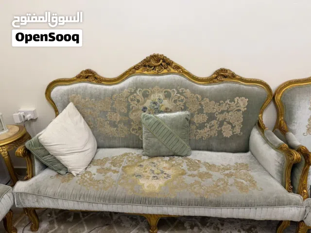 طقم كنب بحالة ممتازه جدا استخدام نظيف