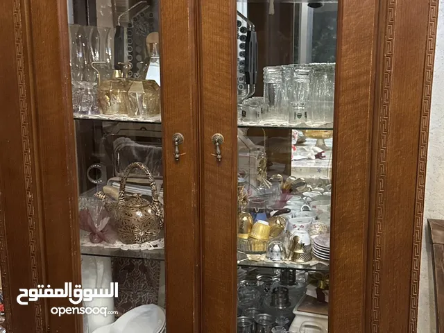 غرفة سفرة كاملة بحالة جيدة (طاولة و 8 كراسي وبوفيه وبيرو )