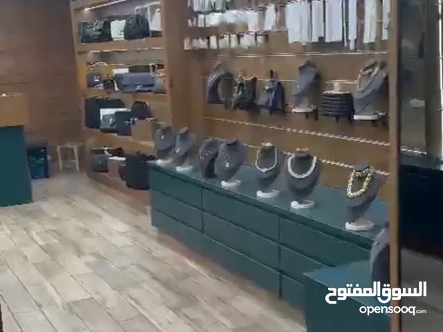 محل للبيع بالخلو مساحة المحل 60 م + 60 م طابق تاني المحل عبارة عن بابين ديكور فخم جداً