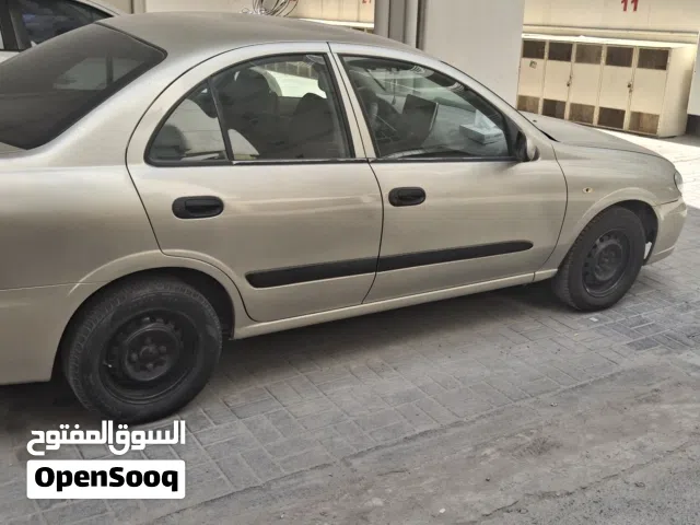 2010 نيسان صني Standard