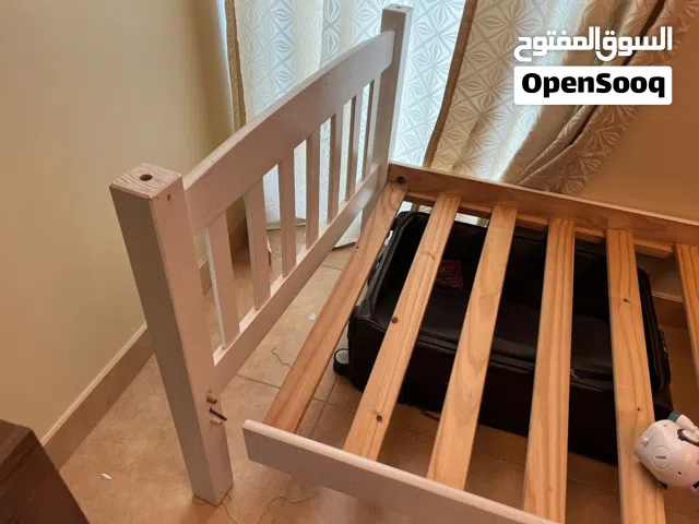 خدمات النجارة، وإصلاح الأثاث، وتركيب ستائر ايكيا، وإصلاح الأبواب، وفتح الأقفال، وأعمال الحفر.