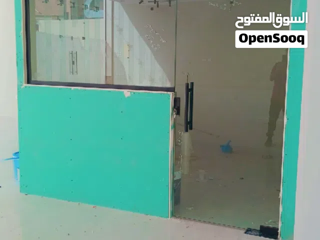 فني زجاج سكريت تركيب مكاتب واجهات صيانه ابواب زجاج