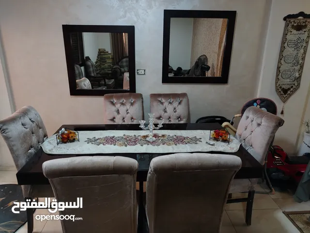 طاولة سفرة 6 كراسي مع مرايتين كبار ملبسة لوح زجاج من فوق بحالة ممتازة