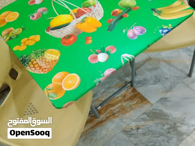 ميز حجم كبير اصلي مع 2 كراسي بلاستيك ثقيل نضيفات