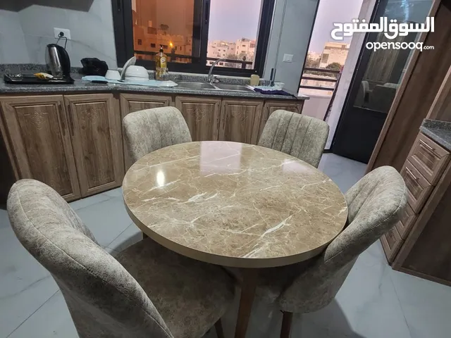 طاولات طعام مع 4 كراسي صناعة تركيا الاشكال المتوفرة مرفقة بالاعلان الكميه المتوفرة محدودة الارجل خشب