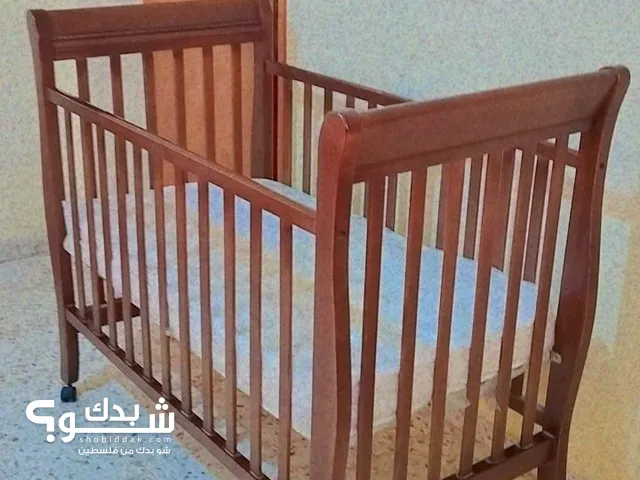 سرير اطفال من عمر يوم ل خمس سنوات استعمال سنه فقط نوعية الخشب ممتاز خشب زان