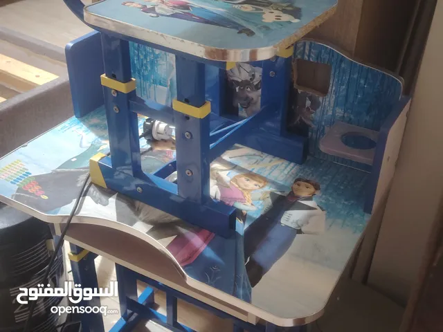 مكتب أطفال مع كرسي