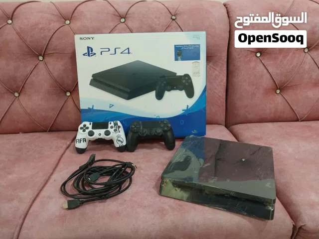 بلي ستيشن 4 سلم مهكر مستخدم قليل يعني اخو الجديد للبيع مع كافة ملحقاته
