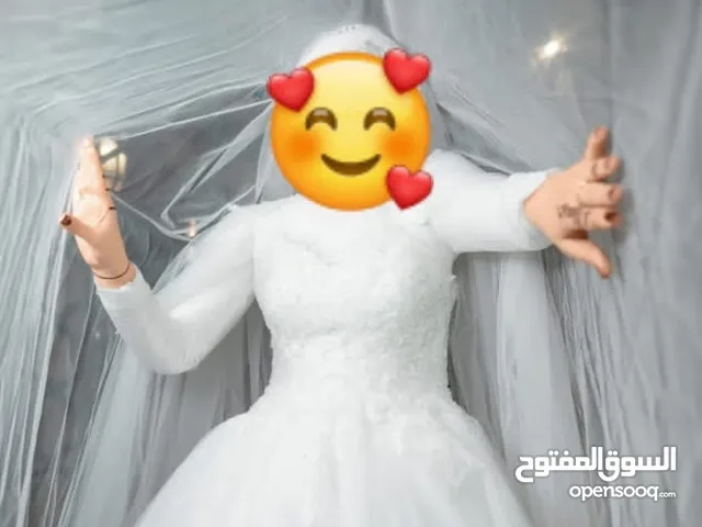 عدد 2 فستان للبيع واحد سواريه والتاني زفاف