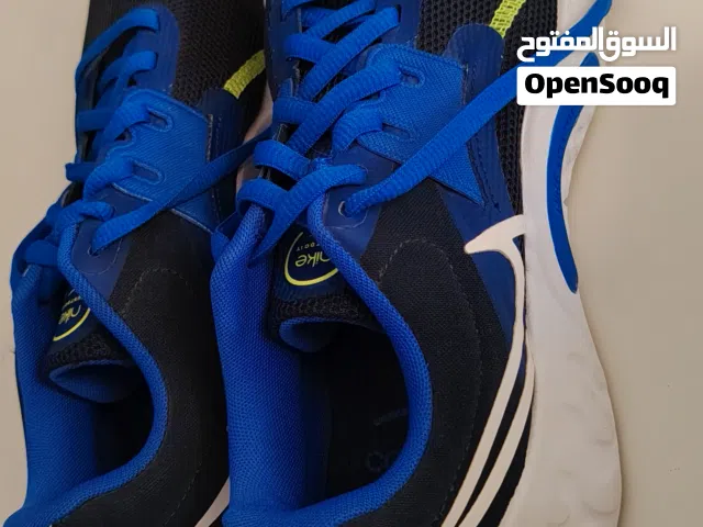 حذاء (جزمة) نايك (Nike) مقاس (41-42 )رياضي للجري جديد تماماً لم يُستخدم للتواصل واتساب فقط .