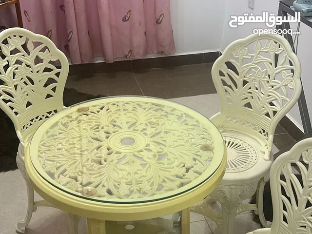 طاولة مع ثلاث كراسي