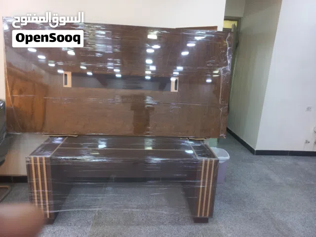 ميز اجتماعات مكتبي مع ستة كراسي جلد مطعم مع كونفيره مع مروحة عمودية شحن