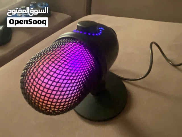 مايك قيمنق وستريم مع زر كتم وتغيير الألوان  فيه إضاءة RGB تقدر تغيرها على راحتك
