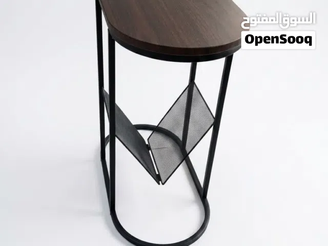 طاولة جانبية عصرية بتصميم أنيق وعملية في نفس الوقت.