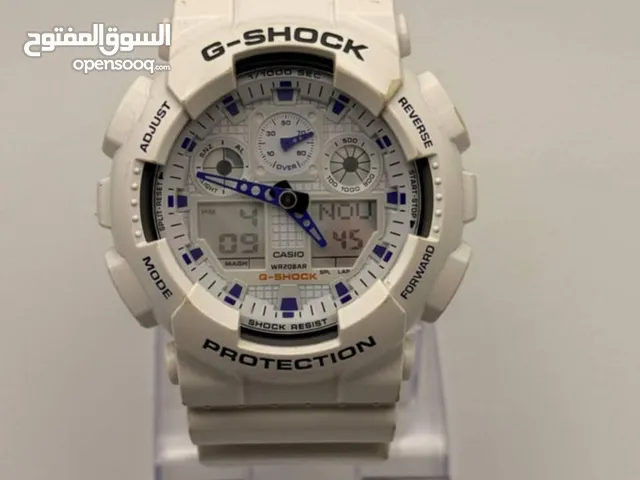 الساعه في الصوره كاسيو جي شوك ساعه وياضيه رقميه باللون الابيض دبل تايم تتميز بمقاومتها للماء 200 متر
