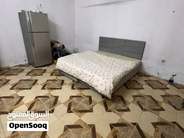 غرفه في المصنعه في الخط الاول على الشارع العام ب 20 شامل الكهرباء و الماء و الواي فاي