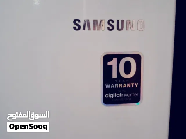 ثلاجه سامسونج 20 قدم بحاله الوكاله توفير طاقه وتبريد هواء وجميع اكسسواراتها فيها بس شخط في الباب مش