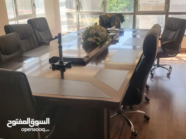 طاولة اجتماعات طول 3.5سم بعرض 160سم بحالة ممتازة جدا مع 9كراسي مكتبي متحرك