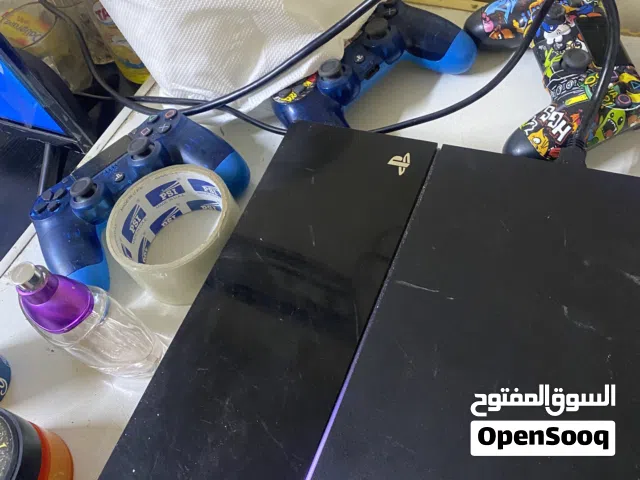 بلاستيشن 4 نظيفه جدا معها 5 مقابض وسيديات وشاشه