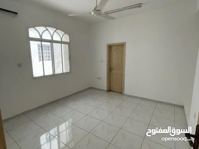 شقة للائجار في الخوض مع بلكونة واسعه