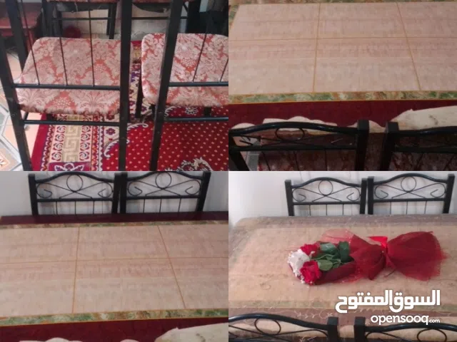 طاوله مع اربعه كراسي للبيع ب37 الف موقعها نقم