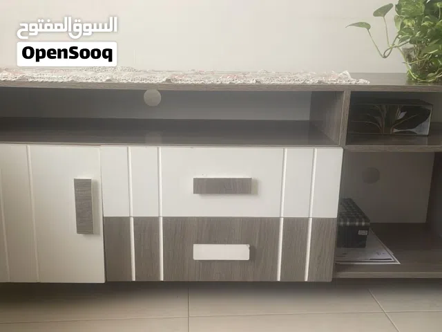 طاولة تلفزيون بوضع جيد
