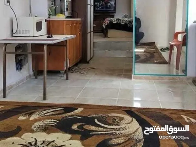 محلات او مكاتب للايجار بالاضافة الى سكن لطالب او طالبين خلف المكاتب