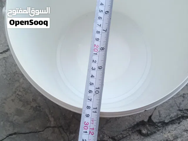 سطل بلاستيكي اسباني المنشا مع غطاء