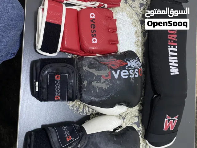 واقيات رجلين  كيك بوكسيغ وقفازات  بحاله جيده.  تقشير بسيط بالجلد