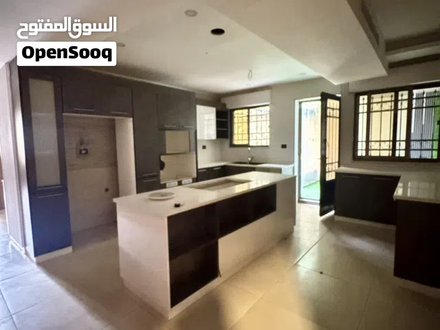 شقة طابقية فخمة للبيع مع ترس وباربكيو ومدخل مستقل – مساحة كبيرة