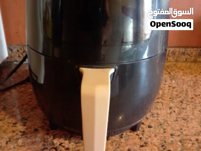 قلاي هوائية استخدام خفيف بس مرتين.  جديده.