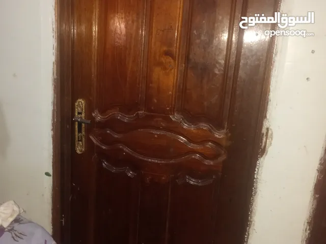 شقه في الدور الثاني مكونه من ثلاث غرف لكس وحمامين ومطبخ وتأجيرها مبلغ 80،،،،وشقه في الدور الاول 60