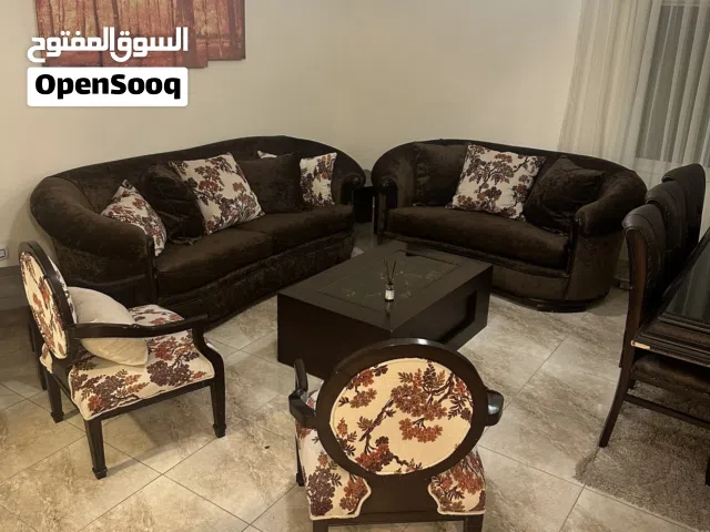 طقم صالون سبع مقاعد مع طاولة وسط و طاولتين جانبي و طاولة سفرة 8 مقاعد بحالة جيدة جدا