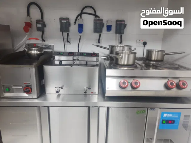 معدات مطعم كامل للبيع و طولات الأغراض في حالة ممتازة استعمال خفيف جداً