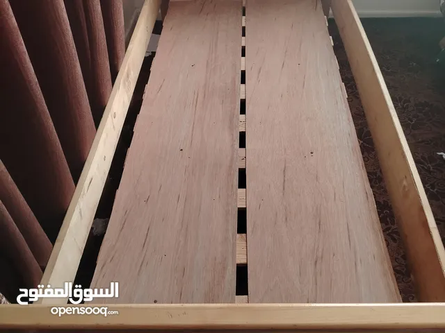 سرير خشب مفرد