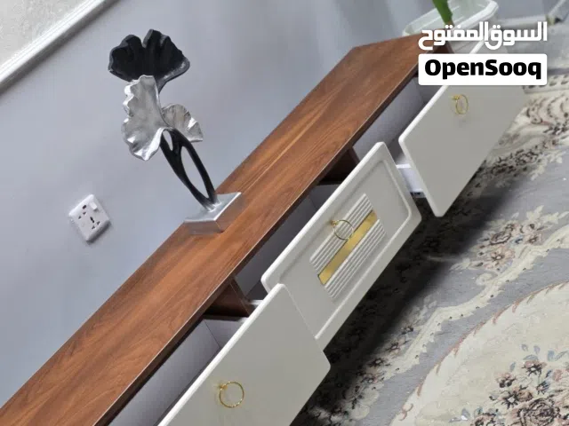 ميز مودرن حديث
