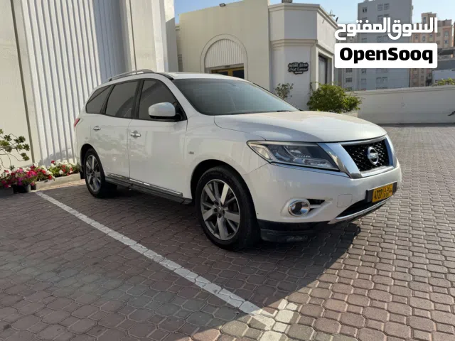 نيسان باثفايندر موديل 2013 لون أبيض بحالة ممتازة مع مواصفات خليجية