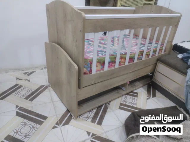 كاروك اقوه من احديد خشب ثقيل ايصير جزبايه اطفال وكاروك يكفي اقفال اثنين استعمال قليل ارضيه بلايود