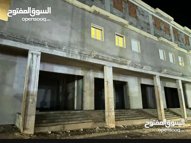عمارة للبيع قيد الانشاء يوجد بها تلات محلات وبدروم
