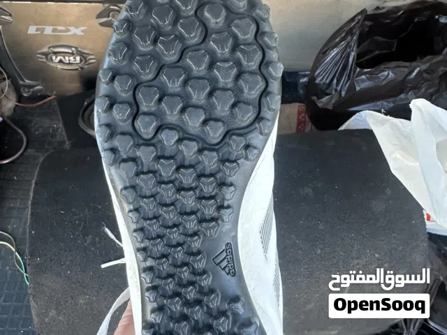 بوت اديداس نخب واصلي نمره 44موجود في اربدّ أيدون