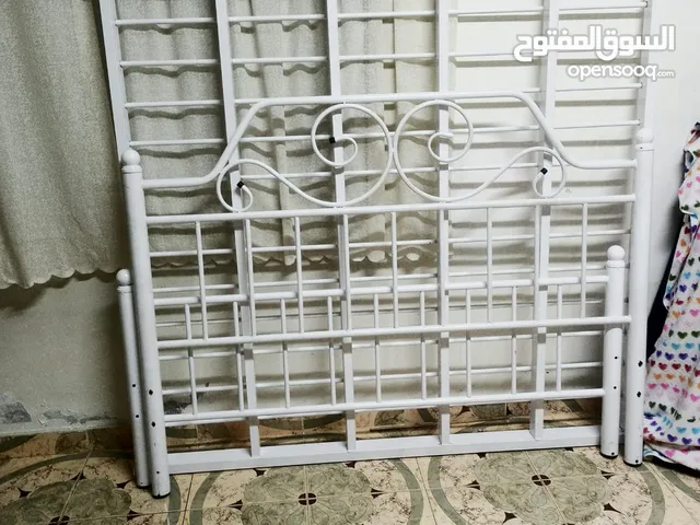 تخت مجوز حديد ابيض تقيل للبيع