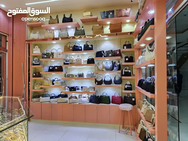 للبيع محل شنط تجاري ديكور كلش جاهز