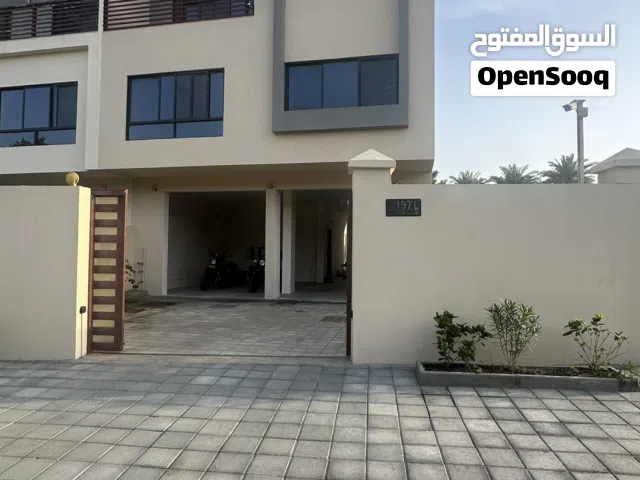 فيلا ضمن مجمع سكني في الحيل الشمالية للبيع
